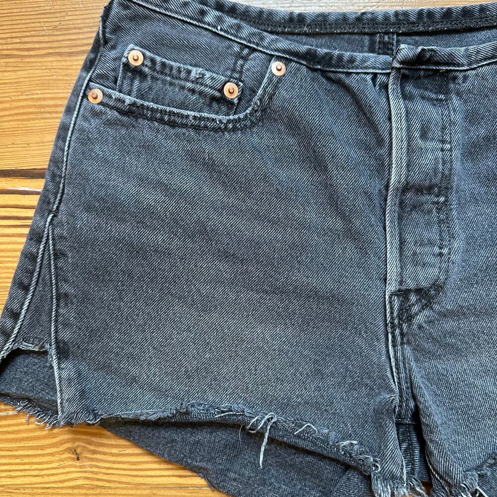 Levi's 501 distressed raw hem button fly black jean shorts SIZE‎ 27 - Picture 3 of 6